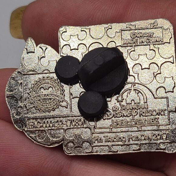 Disney Shanghai Resort 2017 Pin Trading Fun Day Official Pin - Picture 4 of 5